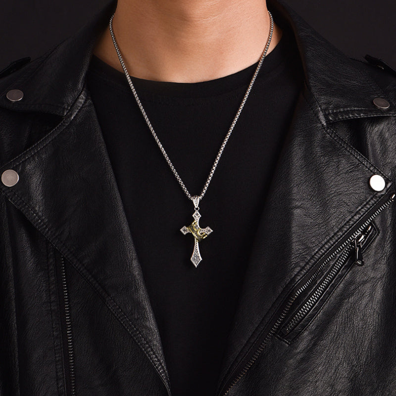 Wisiorek z Krzyżem Królestwa i Koroną