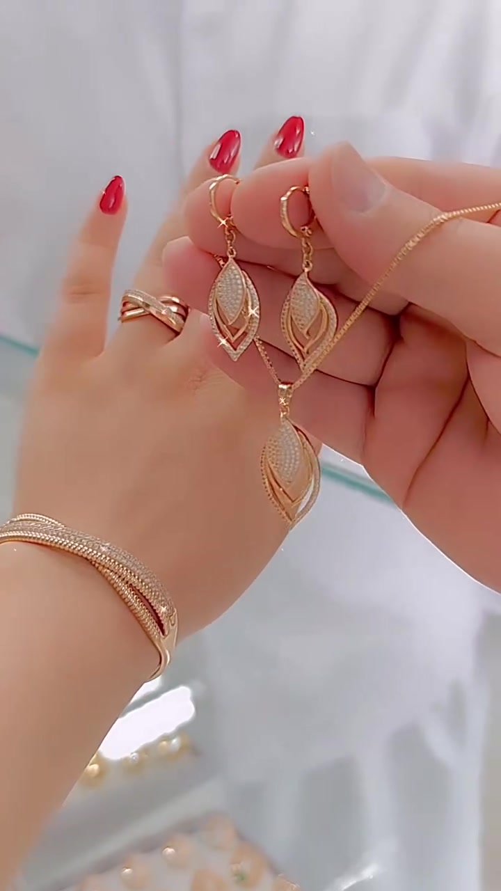 Stylowy i wszechstronny zestaw składający się z trzech części: bransoletki, pierścionka i naszyjnika