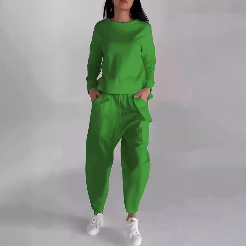 Dámský sportovní oblek s mnoha kapsami