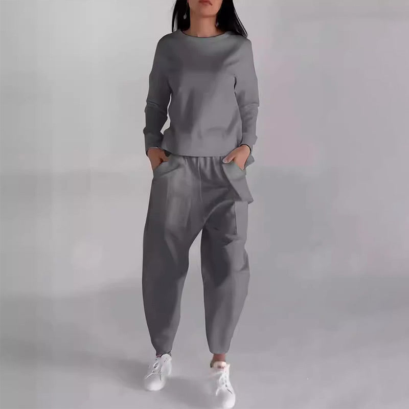 Dámský sportovní oblek s mnoha kapsami